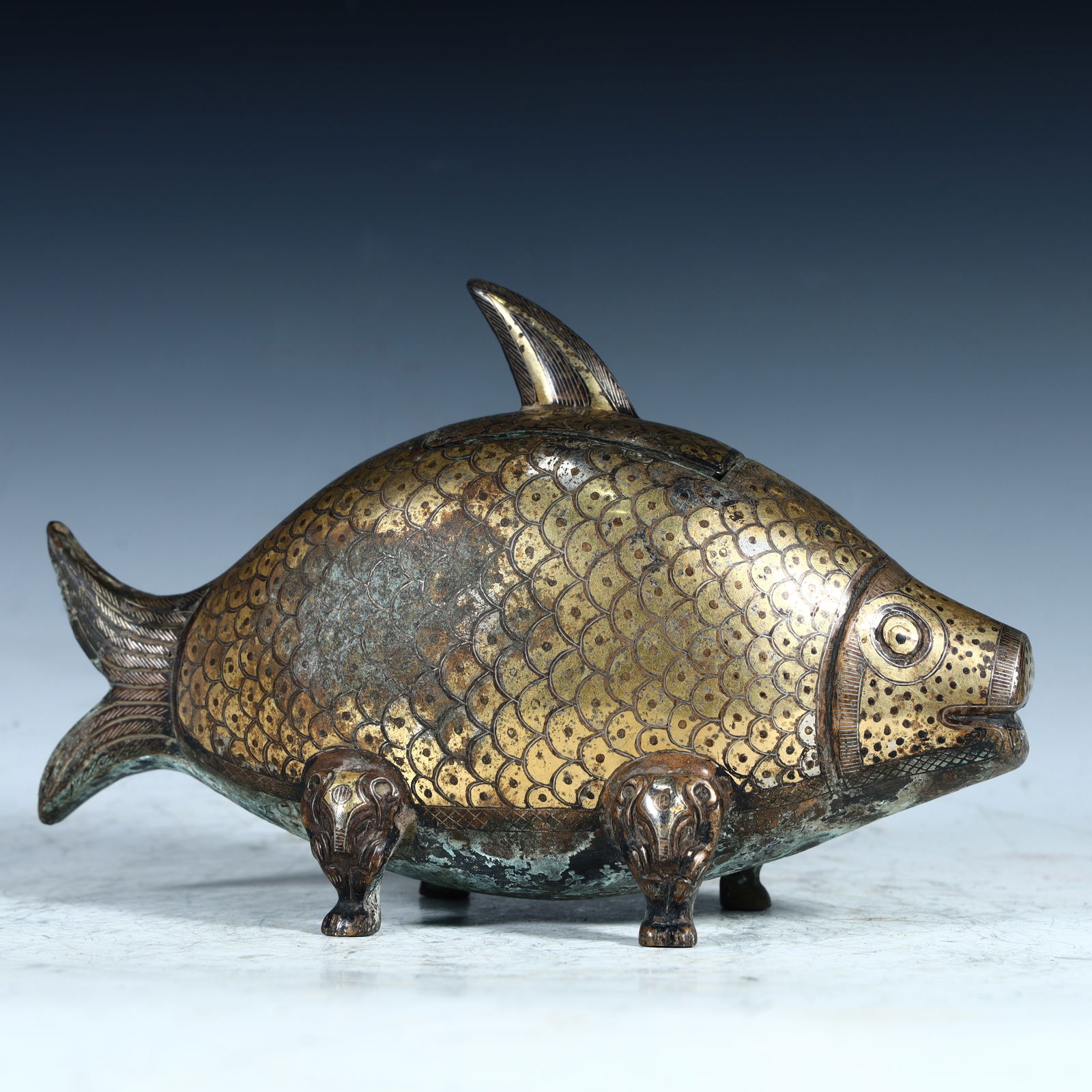 A Han Dynasty Cuojin silver fish-shaped bottle: The silver and silver fish-shaped bottle of the Han Dynasty SIZE: H:14cm L: 21cm W:7cm W:1kg (The Dimensions Of All Batches Are Manually Measured.If You Need More Detailed