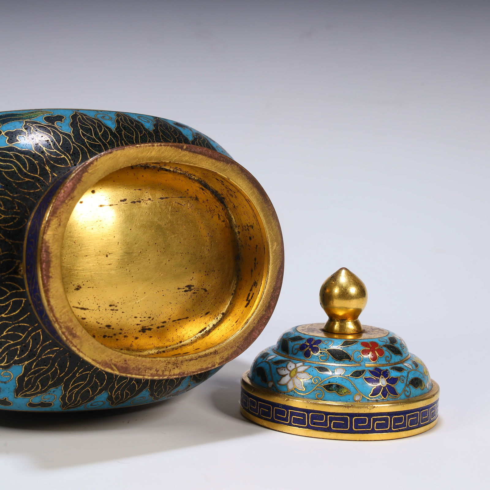 A fine cloisonné pot - 10