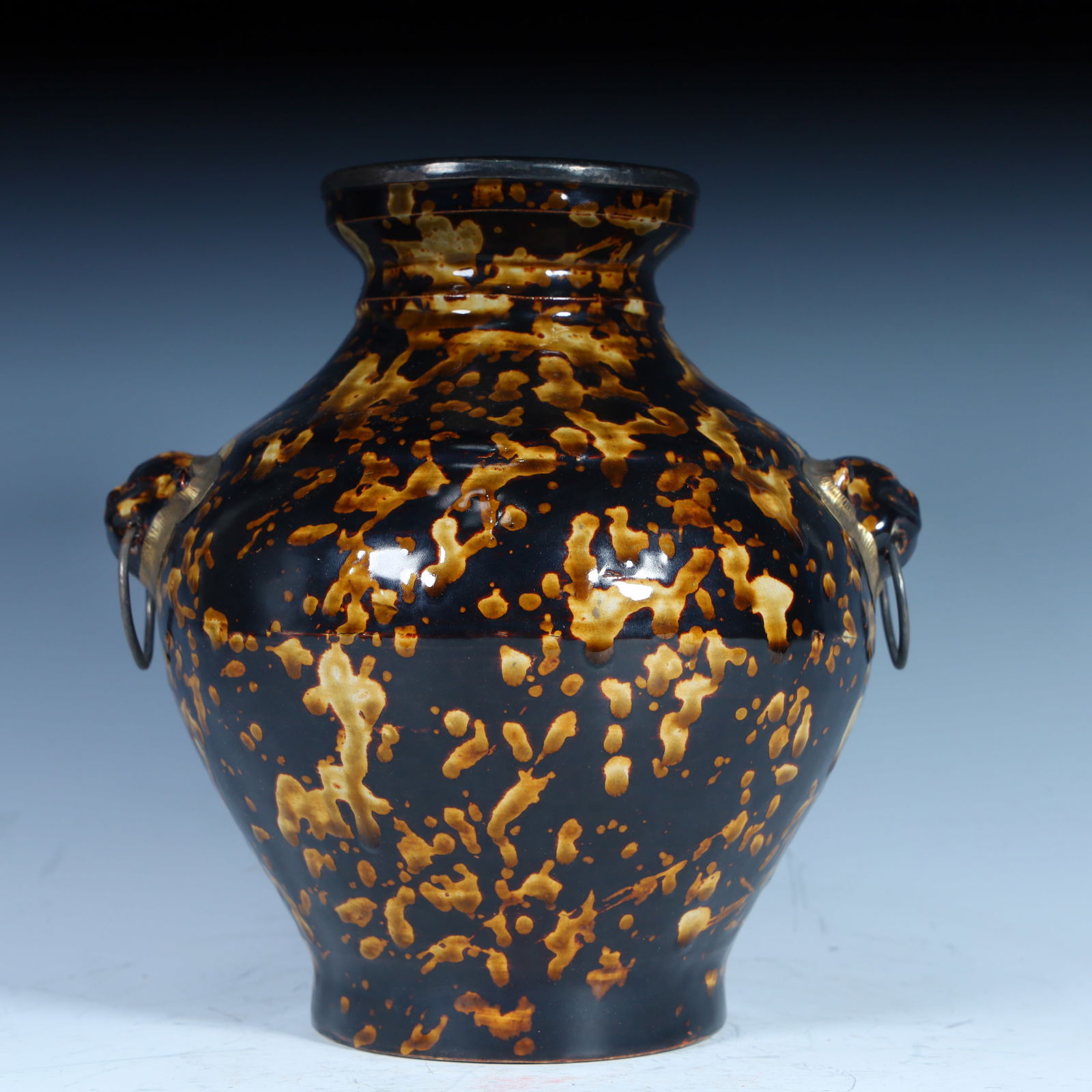 A fine black-glazed spotted beast earring jar - 2