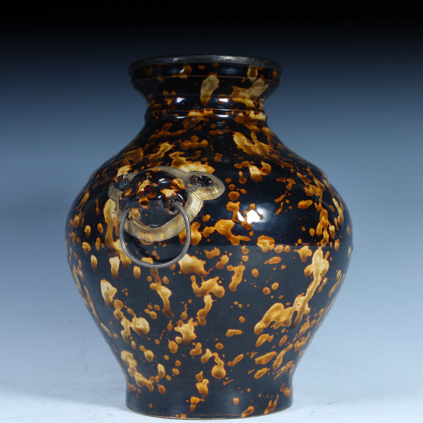 A fine black-glazed spotted beast earring jar - 3