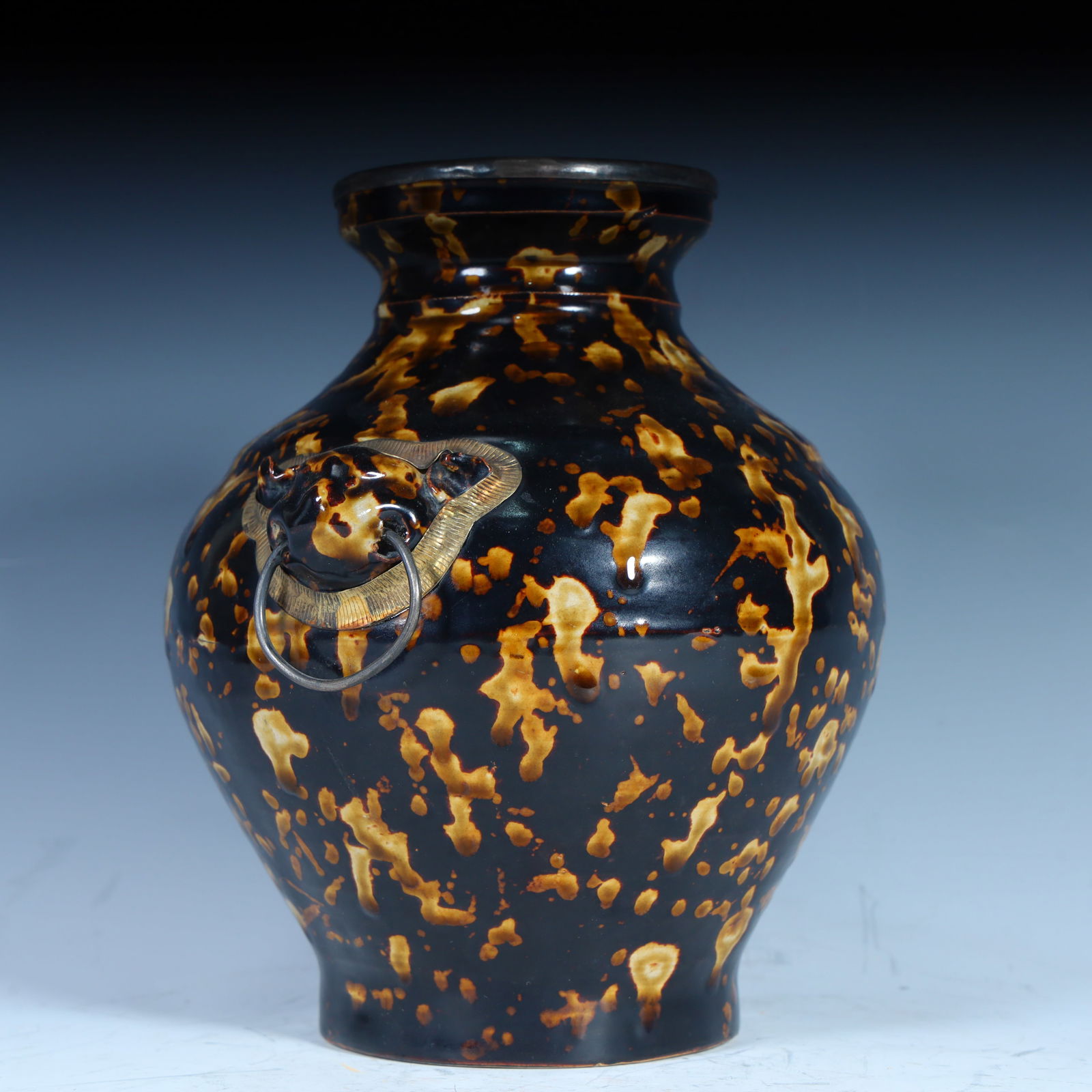 A fine black-glazed spotted beast earring jar - 4