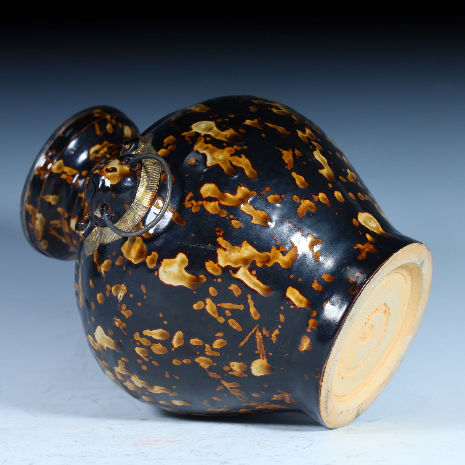 A fine black-glazed spotted beast earring jar - 7