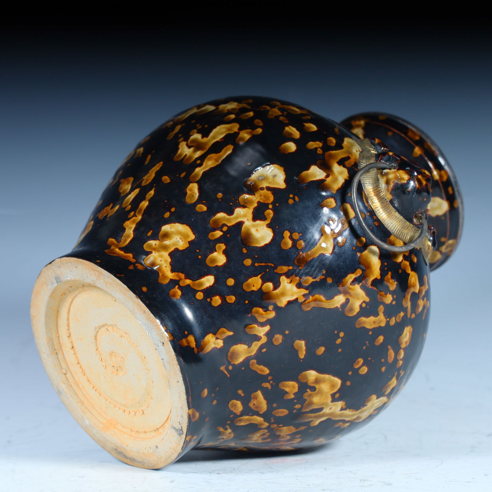 A fine black-glazed spotted beast earring jar - 8