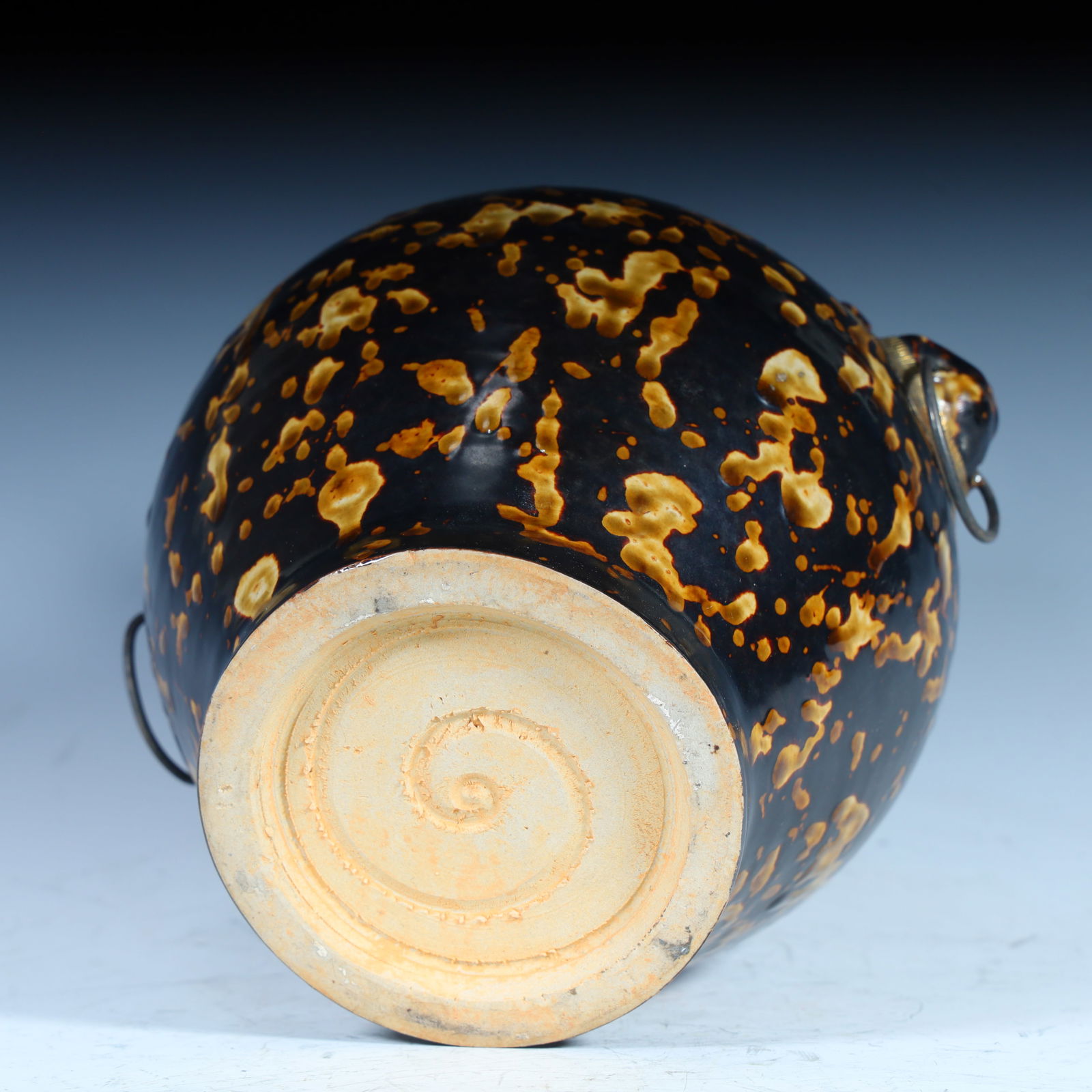 A fine black-glazed spotted beast earring jar - 9