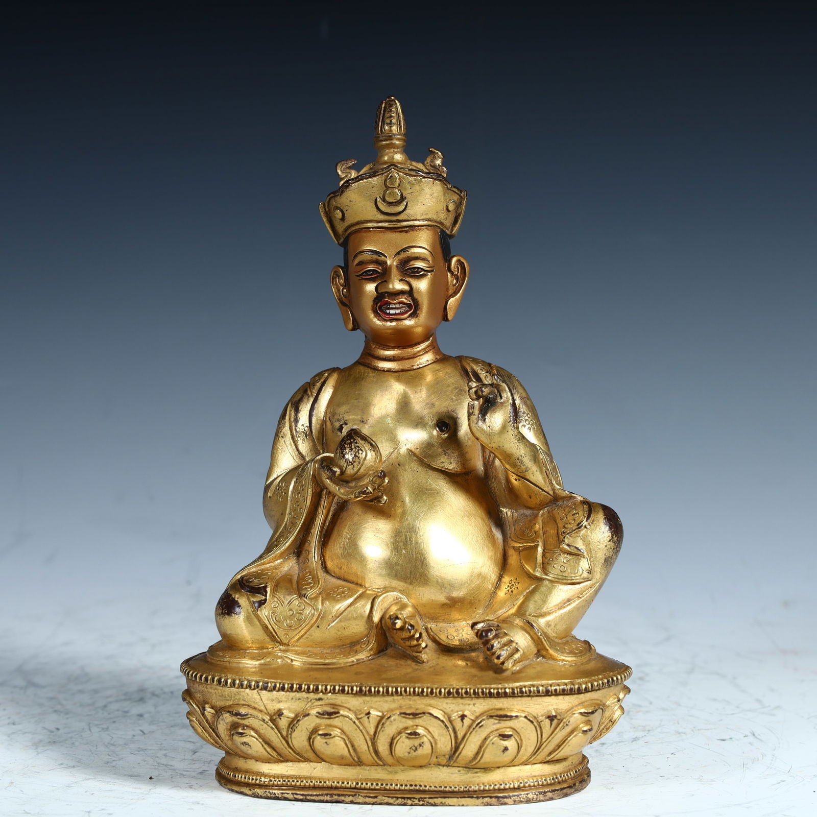 A bronze gilt guru seated statue of the Qing Dynasty: Bronze gilt guru statue of the Qing Dynasty SIZE:H:20cm L: 11.5cm W:9cm W:1.3kg (The Dimensions Of All Batches Are Manually Measured.If You Need More Detailed Information, Please
