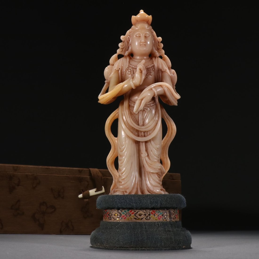 A Qing Dynasty Qingshou Mountain hibiscus stone Guanyin ornament: Qing Dynasty Qingshou Mountain hibiscus stone Guanyin ornament size:H:16.5cmW:7cmW:302g. (The Dimensions Of All Batches Are Manually Measured.If You Need More Detailed Information,