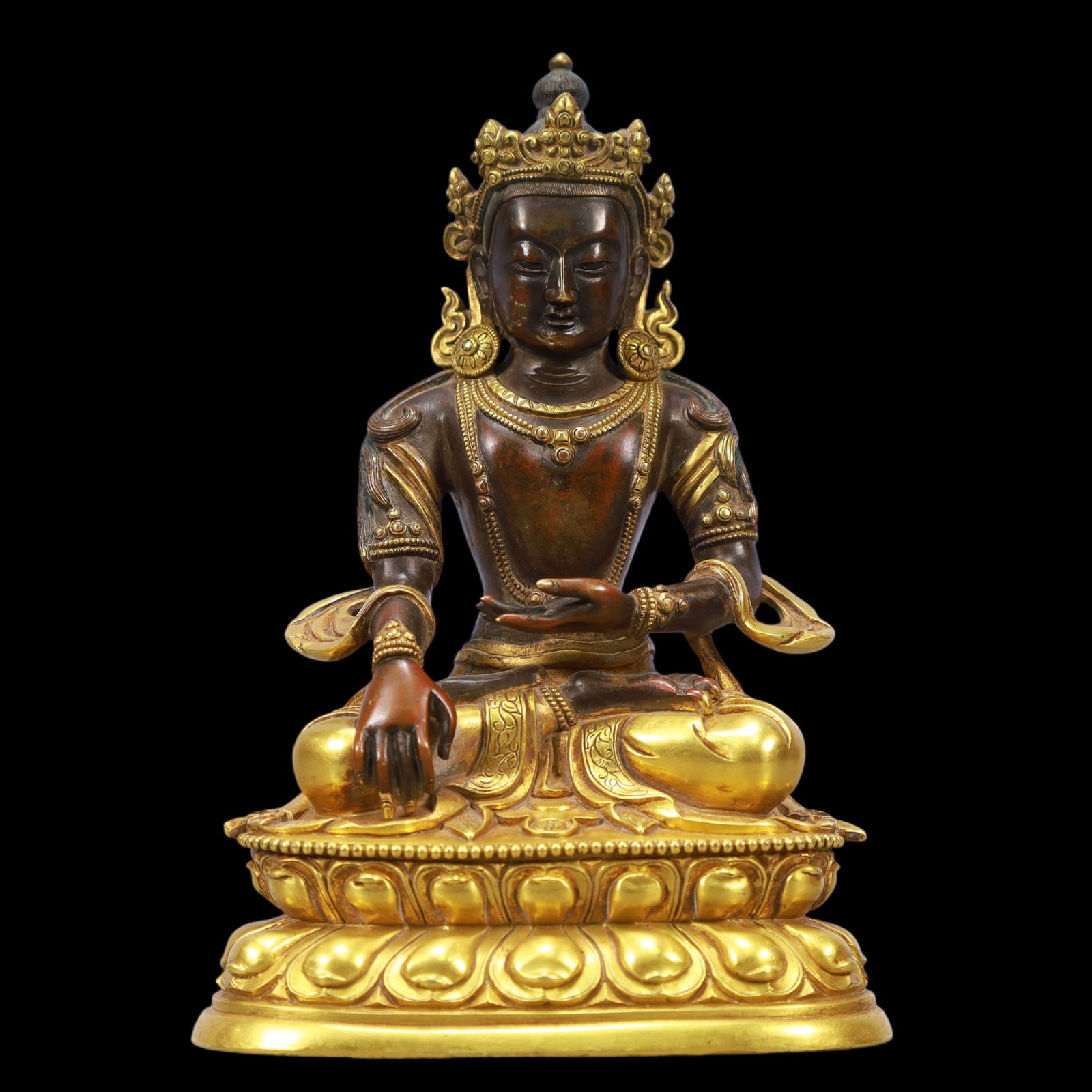 A Exquisite Gilt Bronze Statue of Tara: A Exquisite Gilt Bronze Statue of Tara Ming Dynasty, China Size:12cmx8.5cmx17.5cm Weight:1350g (The Dimensions Of All Batches Are Manually Measured.If You Need More Detailed Information, Please