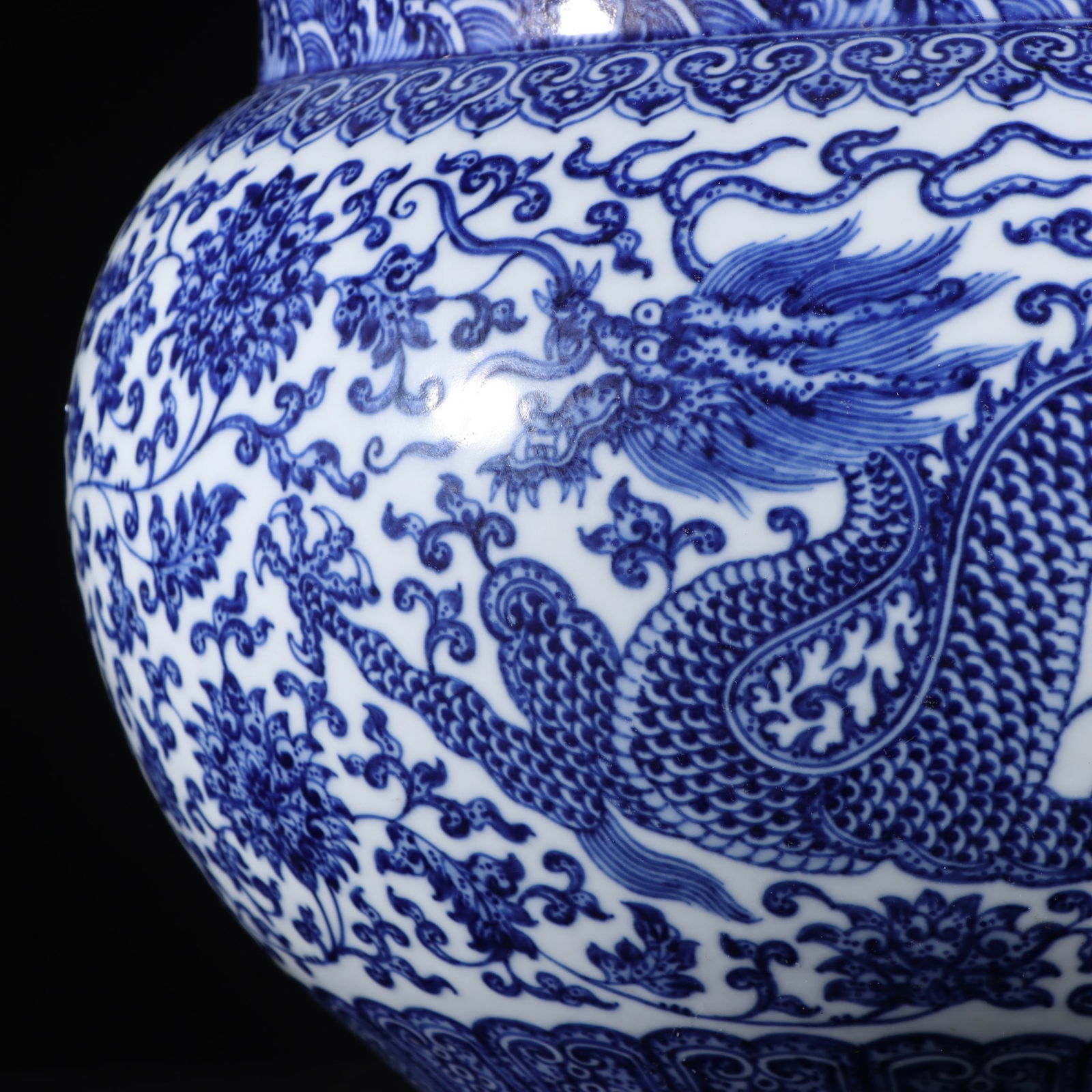 An Exquisite Blue and White Dragon Pattern Lotus Pattern Seawater Pattern Jar - 2