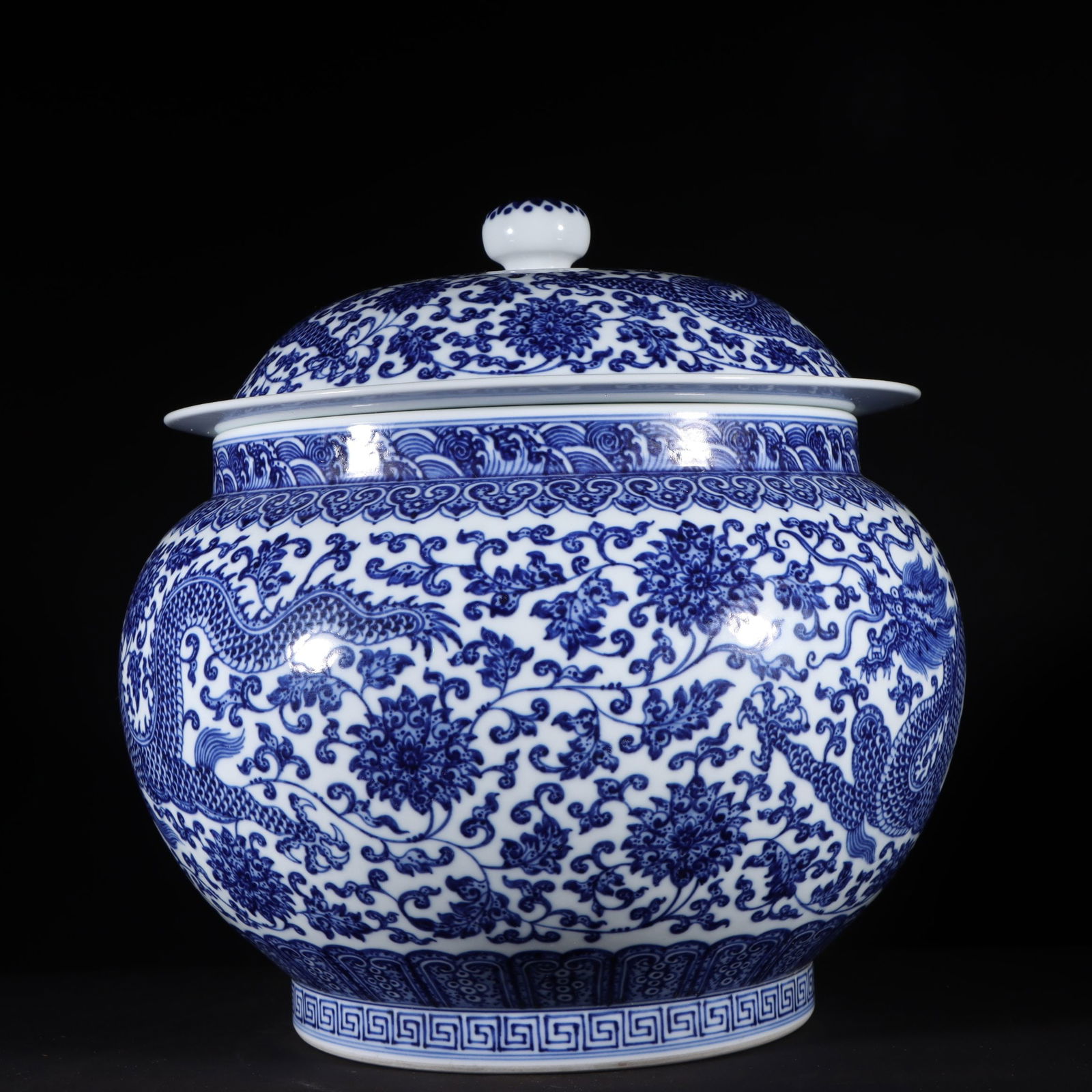 An Exquisite Blue and White Dragon Pattern Lotus Pattern Seawater Pattern Jar - 4