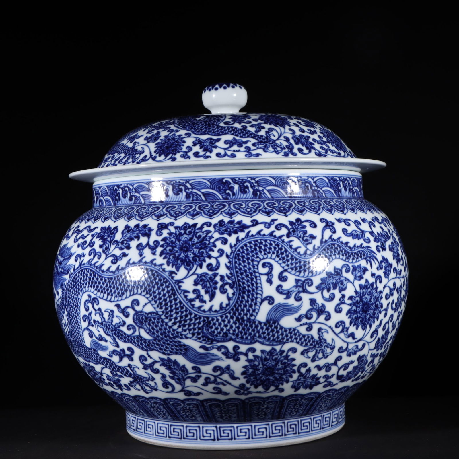 An Exquisite Blue and White Dragon Pattern Lotus Pattern Seawater Pattern Jar - 5