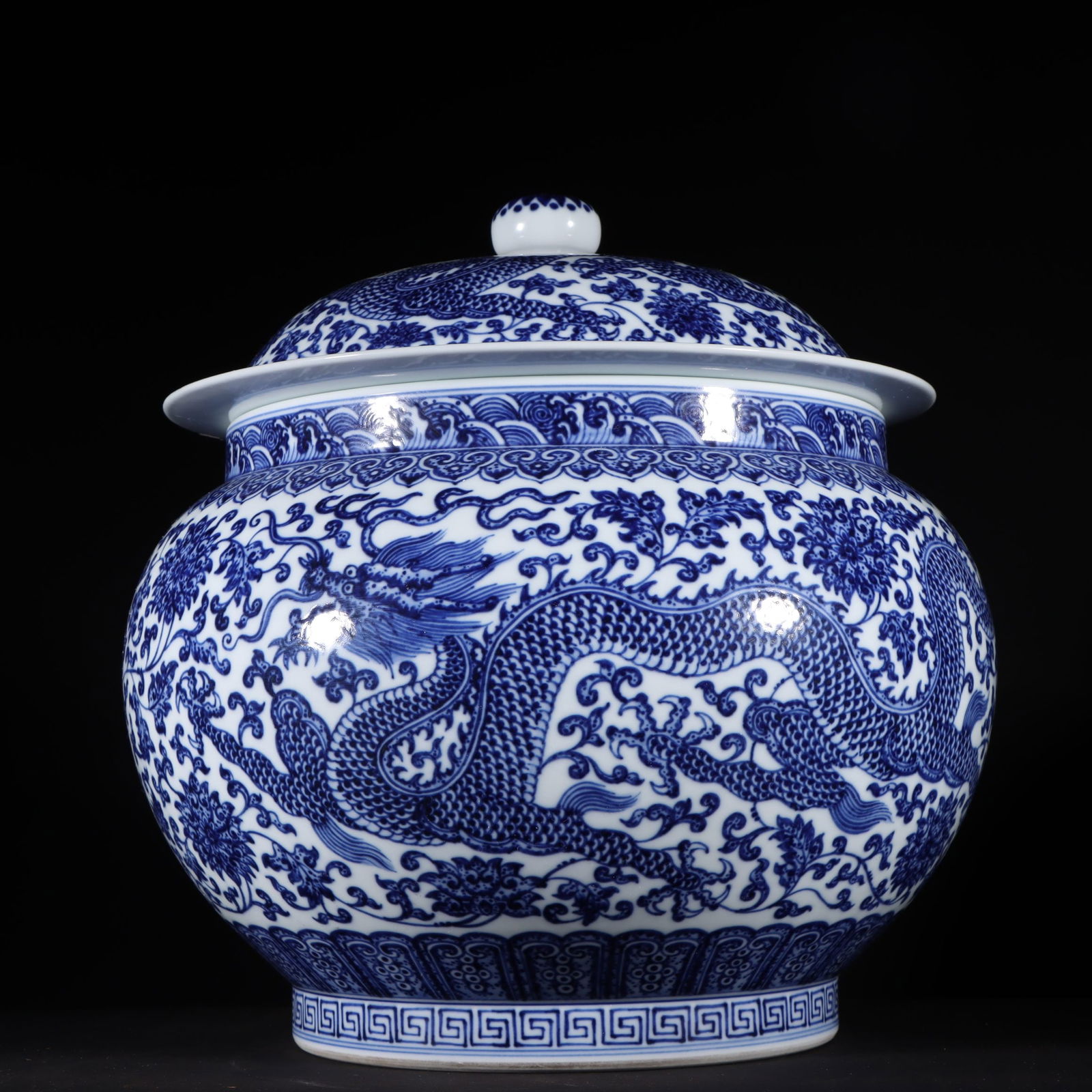 An Exquisite Blue and White Dragon Pattern Lotus Pattern Seawater Pattern Jar - 6