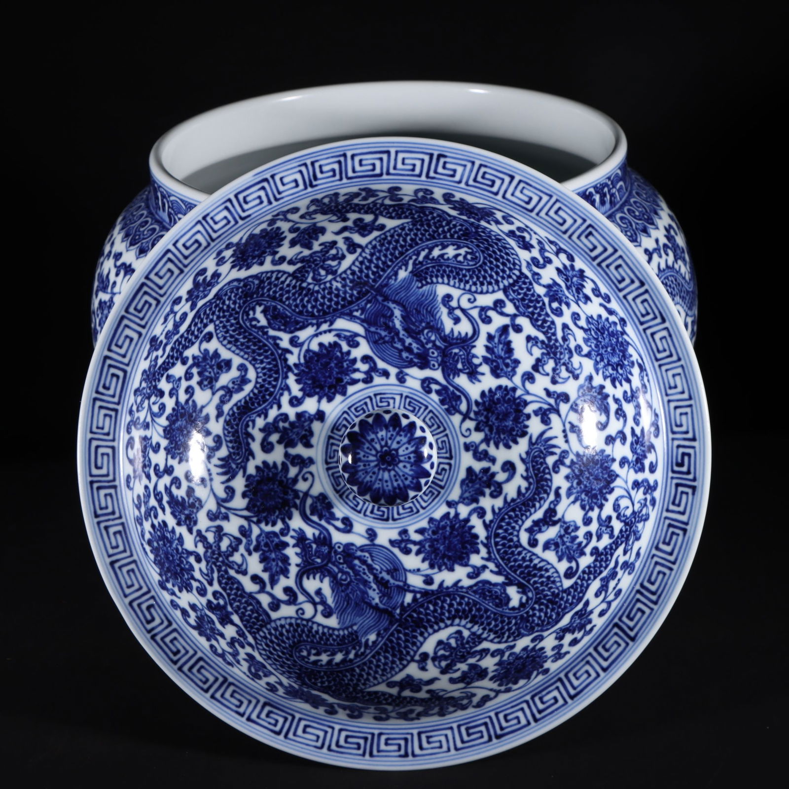 An Exquisite Blue and White Dragon Pattern Lotus Pattern Seawater Pattern Jar - 7