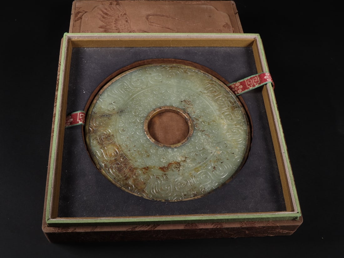 An Exquisite White Jade Inlaid Bronze Auspicious Cloud Pattern Ornament: An Exquisite White Jade Inlaid Bronze Auspicious Cloud Pattern Ornament Han Dynasty, China Diameter Size:16.3cmx0.5cm Weight:258g (The Dimensions Of All Batches Are Manually Measured.If You Need