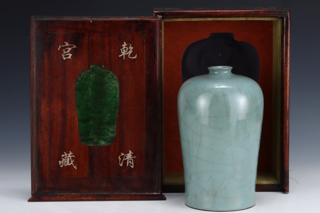 An Exquisite Guan yao with poem Vase: An Exquisite Guan yao with poem Vase Song Dynasty, China Size:22cmx13.5cm (The Dimensions Of All Batches Are Manually Measured.If You Need More Detailed Information, Please Contact Our Customer