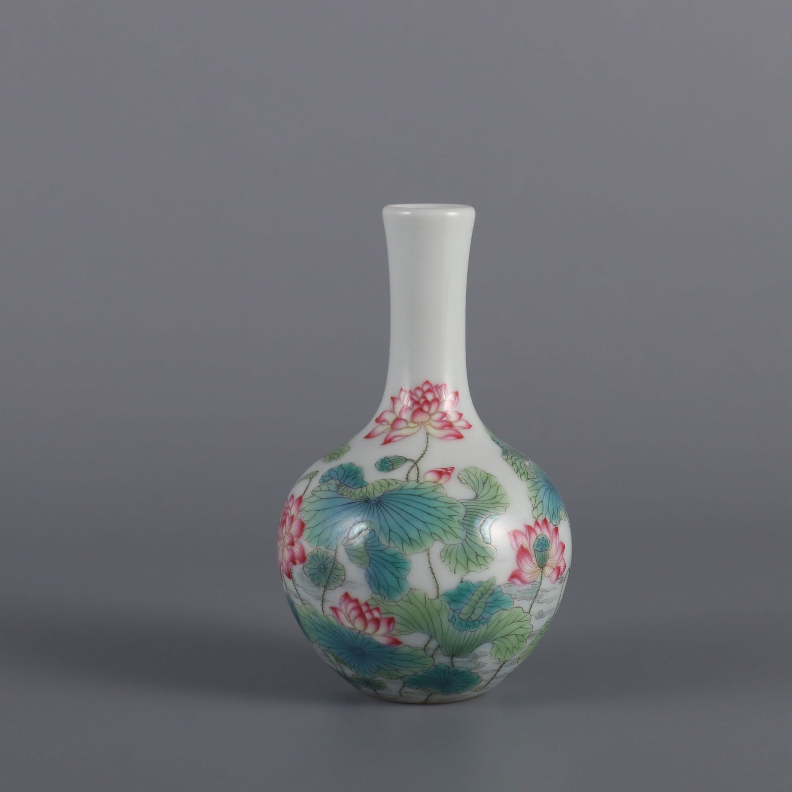 An Exquisite Enamel Flower Pattern Vase: An Exquisite Enamel Flower Pattern Vase Qing Dynasty, China Yongzheng Four-character Mark Size:10.6cmx6cm (The Dimensions Of All Batches Are Manually Measured.If You Need More Detailed Information, Pl