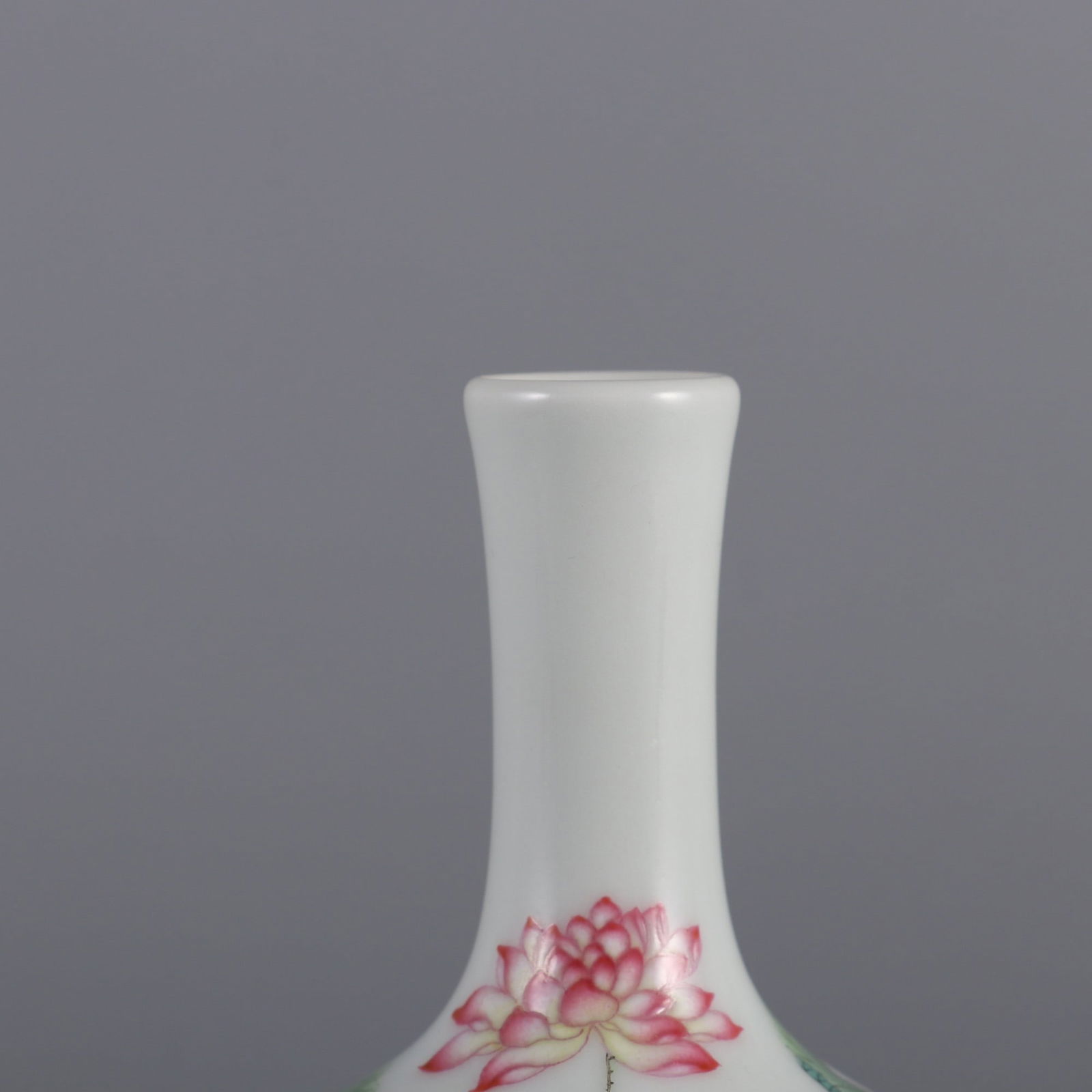 An Exquisite Enamel Flower Pattern Vase - 4