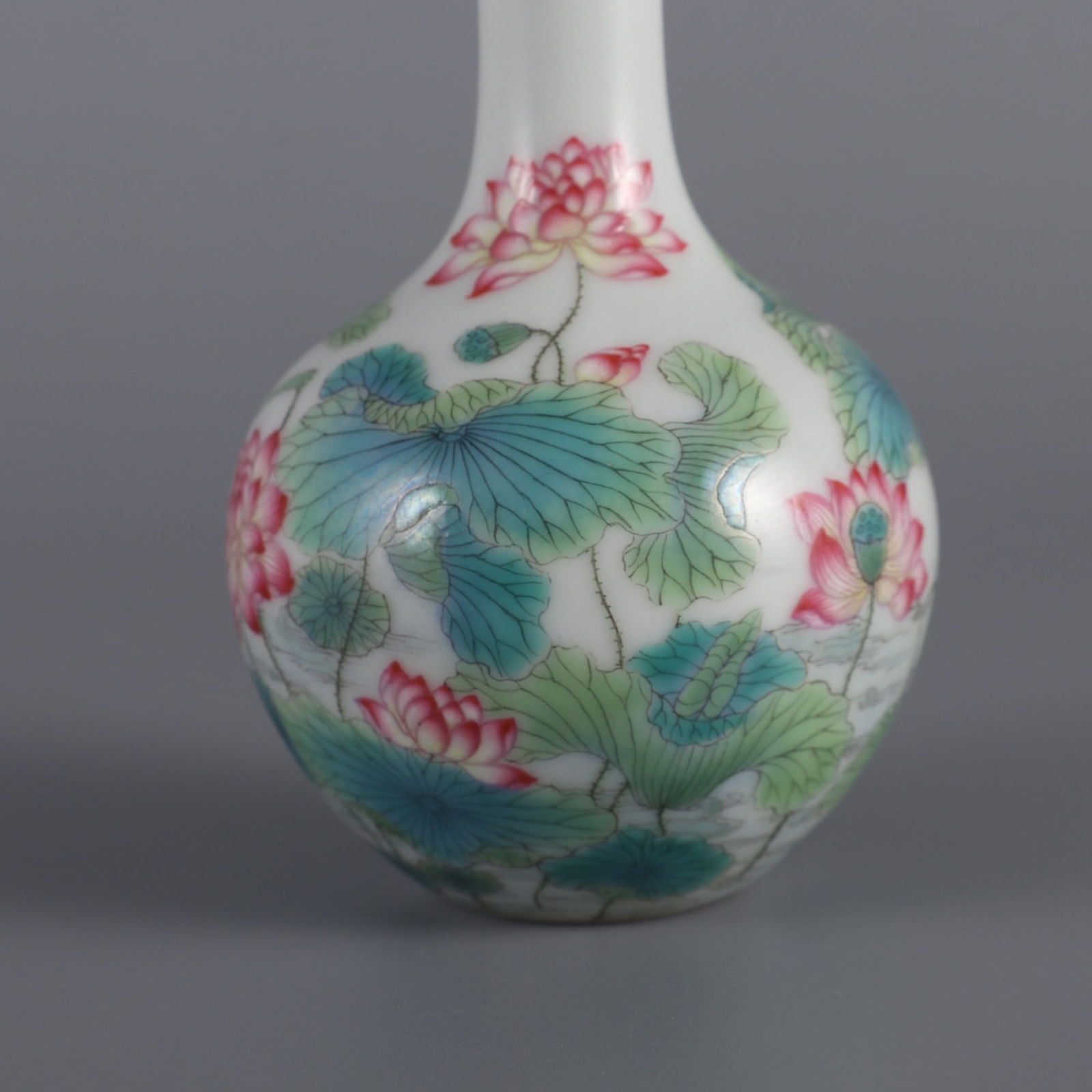 An Exquisite Enamel Flower Pattern Vase - 5