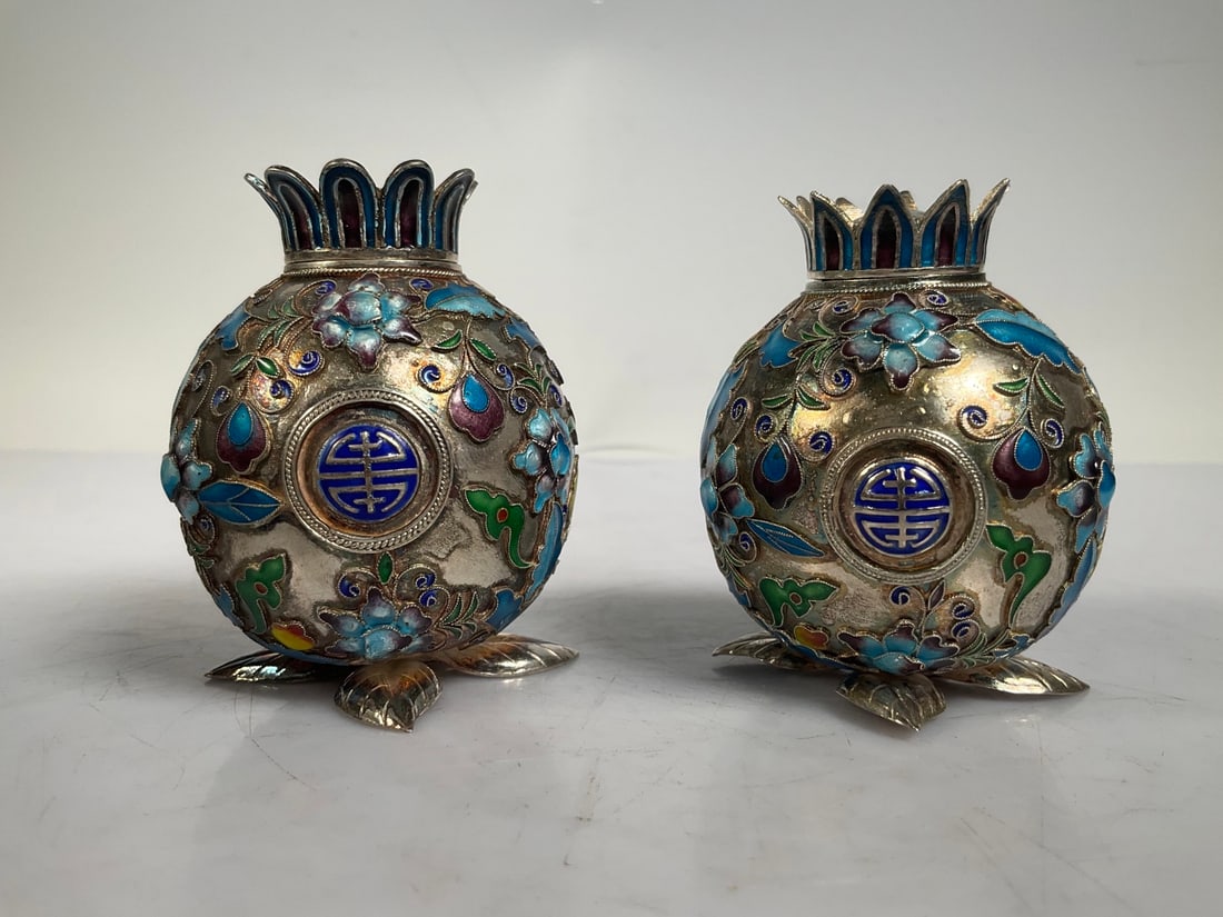 A Pair of Exquisite Silver Flower Pattern Pomegranate-Shaped Jar: A Pair of Exquisite Silver Flower Pattern Pomegranate-Shaped Jar Qing Dynasty, China Size:7cm Weight:141g (The Dimensions Of All Batches Are Manually Measured.If You Need More Detailed Information,