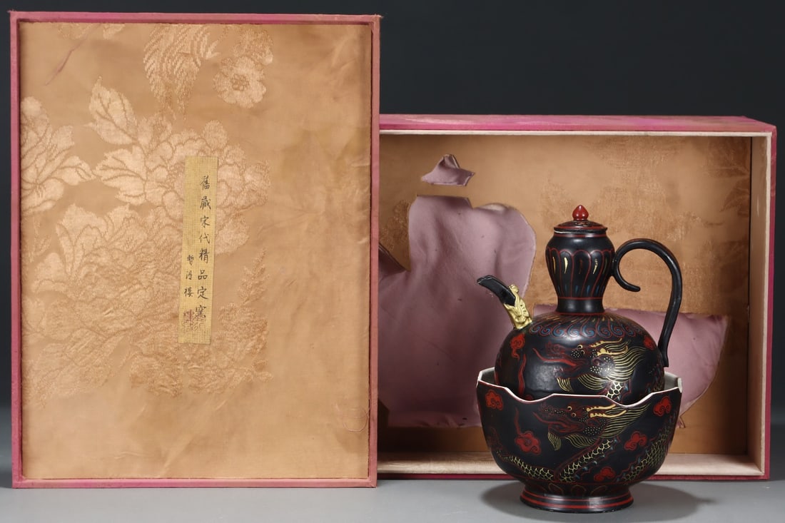 An Exquisite Ding yao Painted Color Dragon Pattern Ewer: An Exquisite Ding yao Painted Color Dragon Pattern Ewer Song Dynasty, China Size:26.8cmx18.7cm (The Dimensions Of All Batches Are Manually Measured.If You Need More Detailed Information, Please