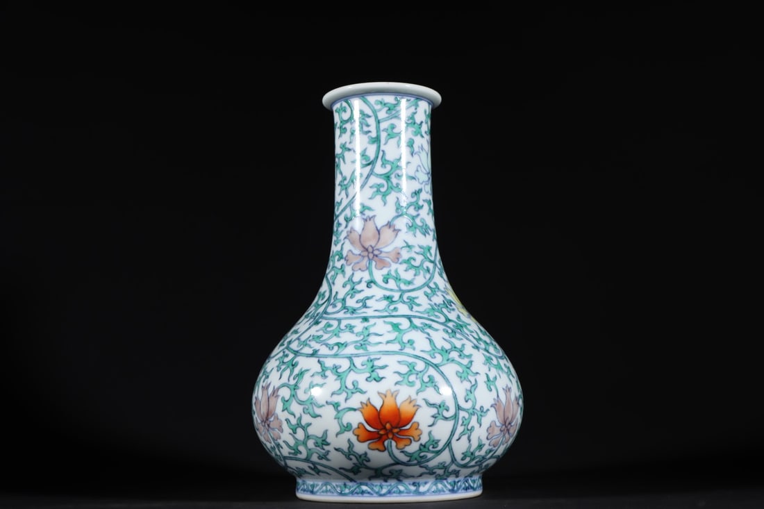 An Exquisite Doucai Lotus Pattern Vase: An Exquisite Doucai Lotus Pattern Vase Qing Dynasty, China Yongzheng Six-character Mark Size:23cmx16cm (The Dimensions Of All Batches Are Manually Measured.If You Need More Detailed Information,