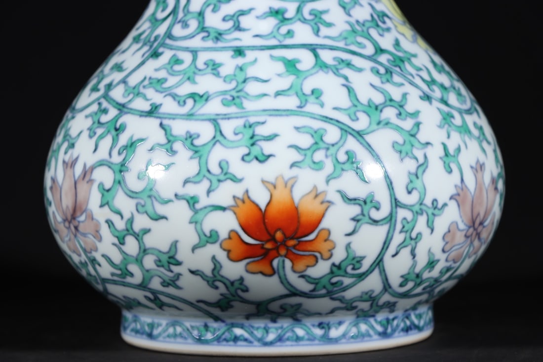 An Exquisite Doucai Lotus Pattern Vase - 3