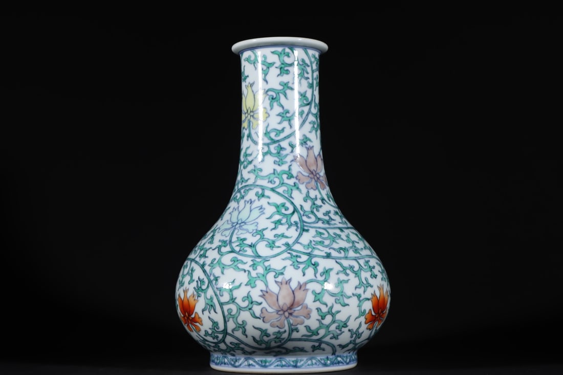 An Exquisite Doucai Lotus Pattern Vase - 4