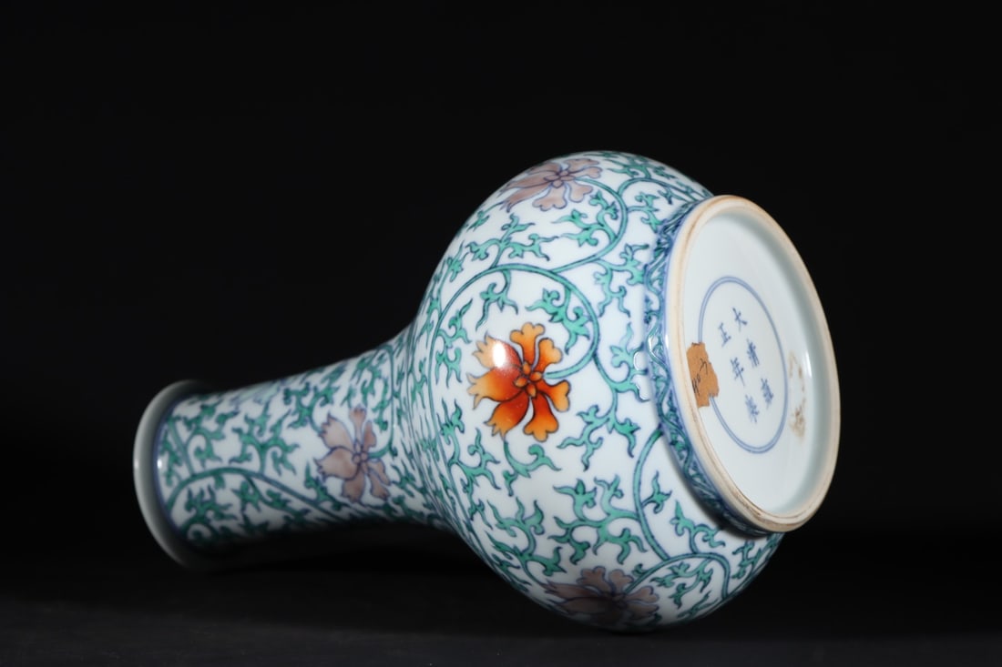 An Exquisite Doucai Lotus Pattern Vase - 7