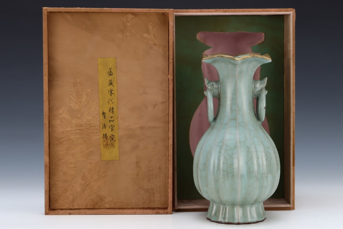 An Exquisite Guan yao Double-Ears Vase: An Exquisite Guan yao Double-Ears Vase Song Dynasty, China Size:27cmx14.2cm (The Dimensions Of All Batches Are Manually Measured.If You Need More Detailed Information, Please Contact Our Customer