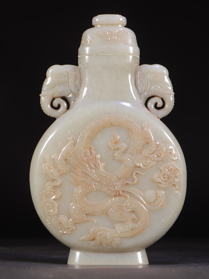 An Exquisite White Jade Dragon Pattern Double-Ears Vase: An Exquisite White Jade Dragon Pattern Double-Ears Vase Qing Dynasty, China Size:12.2cmx3.7cmx19.5cm Weight:704g (The Dimensions Of All Batches Are Manually Measured.If You Need More Detailed