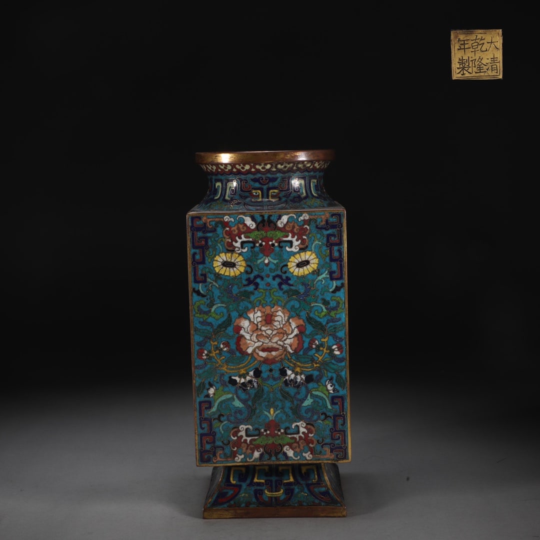 An Exquisite Cloisonne Lotus Pattern Vase: An Exquisite Cloisonne Lotus Pattern Vase Qing Dynasty, China Qianlong Six-character Mark Size:34cmx14.2cm Weight:3100g (The Dimensions Of All Batches Are Manually Measured.If You Need More Detailed I