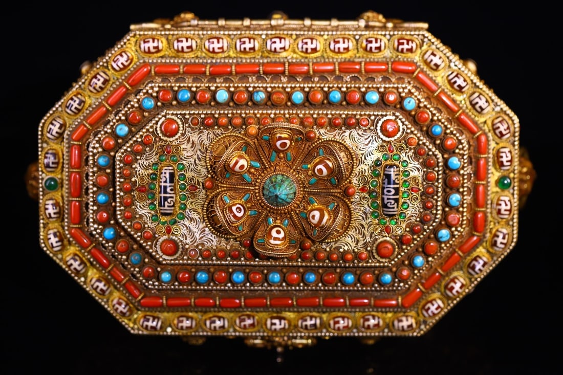 An Exquisite Silver Inlaid Gems Lion Pattern Box - 3