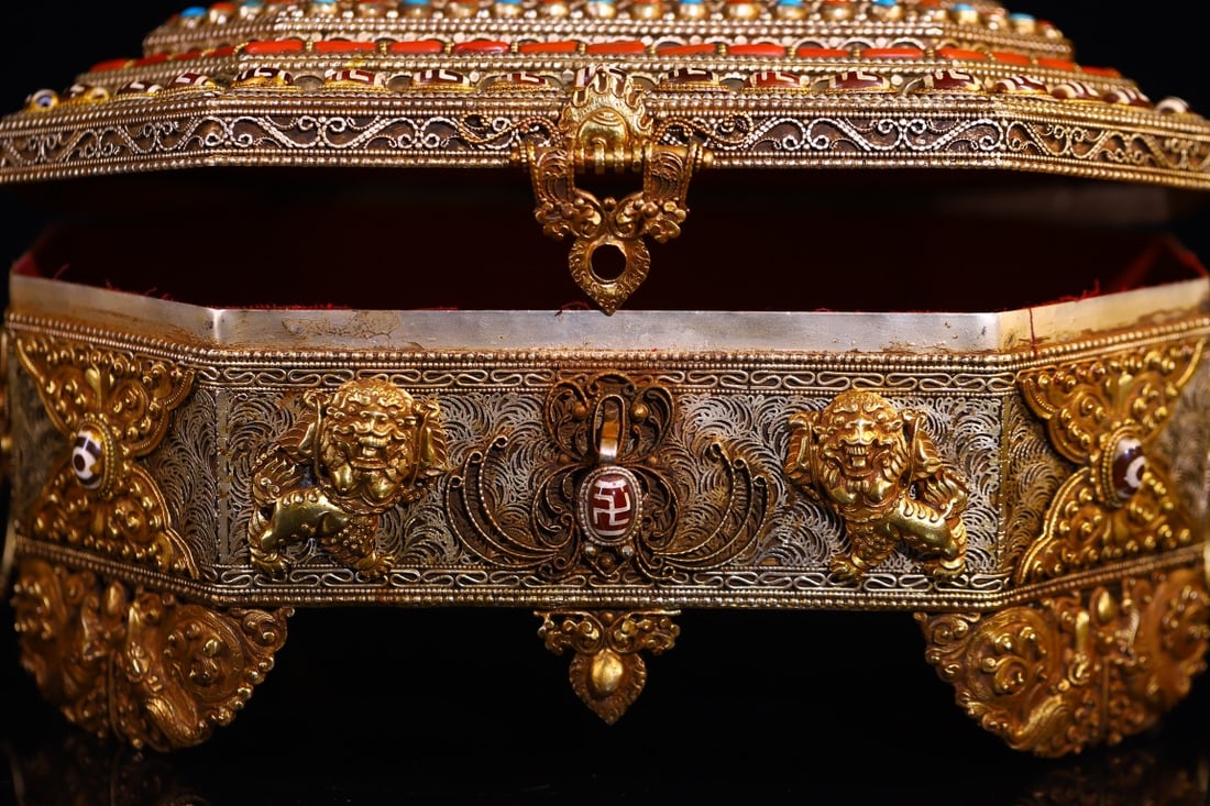 An Exquisite Silver Inlaid Gems Lion Pattern Box - 7