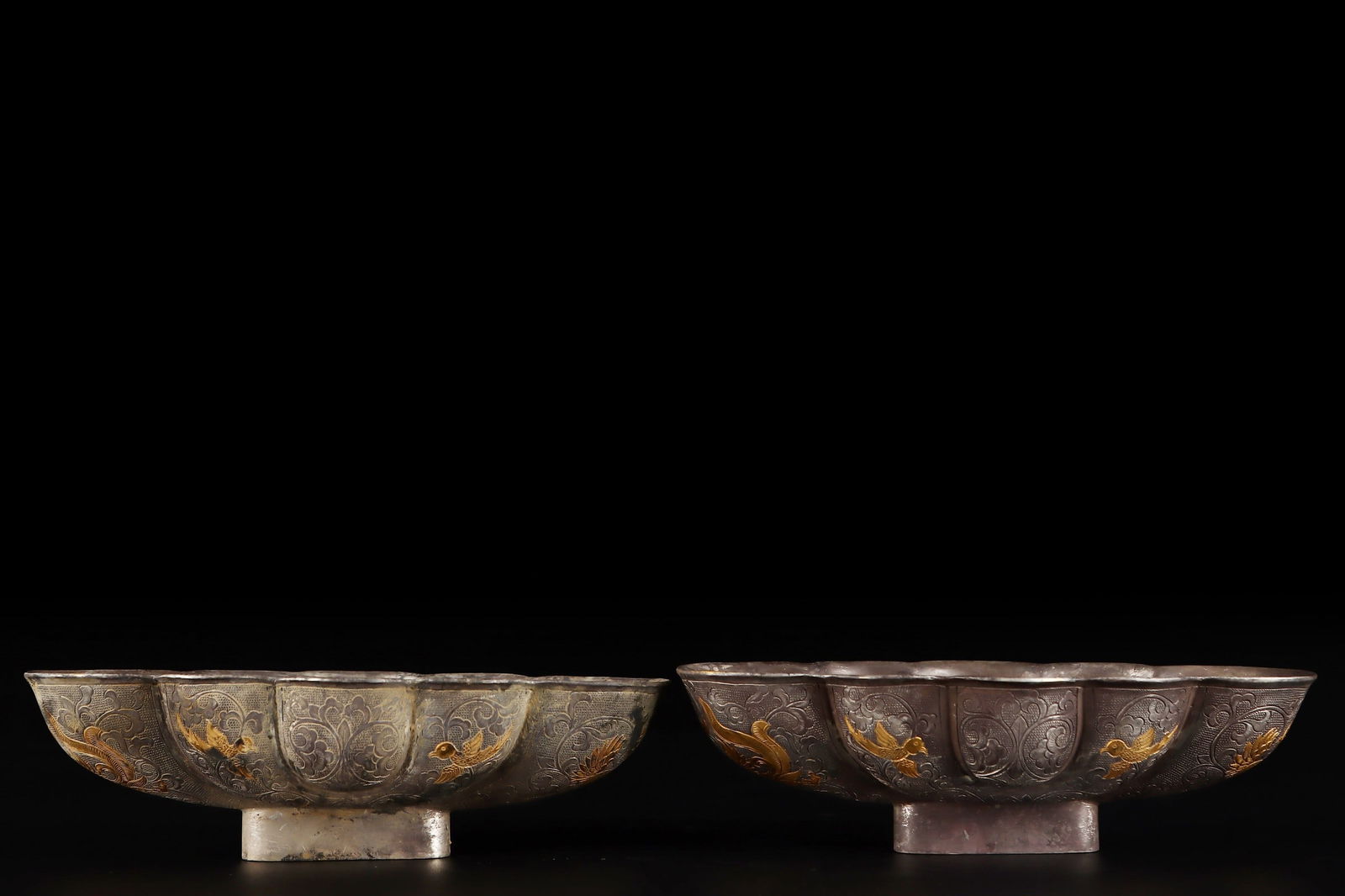 A Pair of Exquisite Covered silver-gilt Lotus Pattern Phoenix Pattern Cup: A Pair of Exquisite Covered silver-gilt Lotus Pattern Phoenix Pattern Cup Tang Dynasty, China Size:4.3cmx15cm Weight:??460g (The Dimensions Of All Batches Are Manually Measured.If You Need More