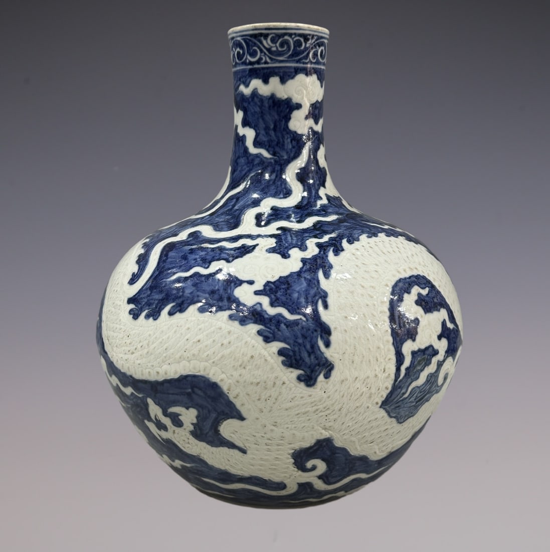 An Exquisite Blue and White Dragon Pattern Vase - 4