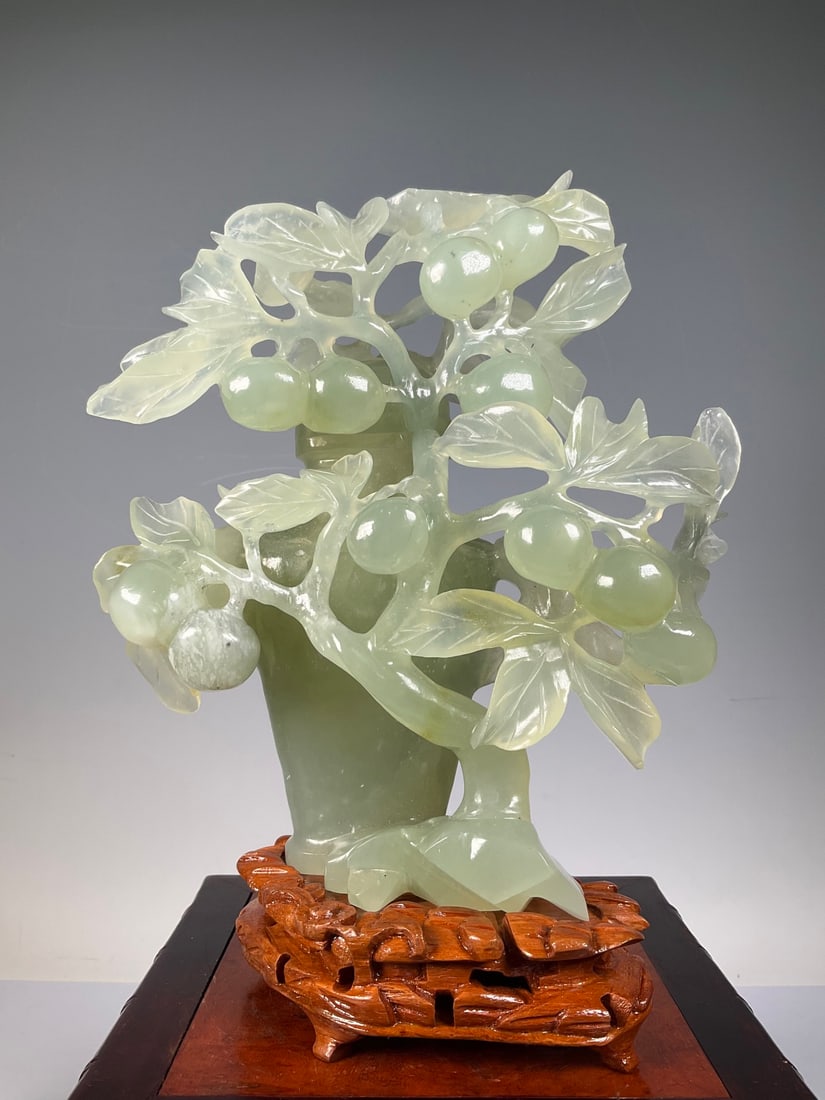 An Exquisite Serpentine Jade Flower and Fruit Pattern Vase: An Exquisite Serpentine Jade Flower and Fruit Pattern Vase Qing Dynasty, China Size:25cmx18cm Size:21cm Weight:1148g (The Dimensions Of All Batches Are Manually Measured.If You Need More Detailed