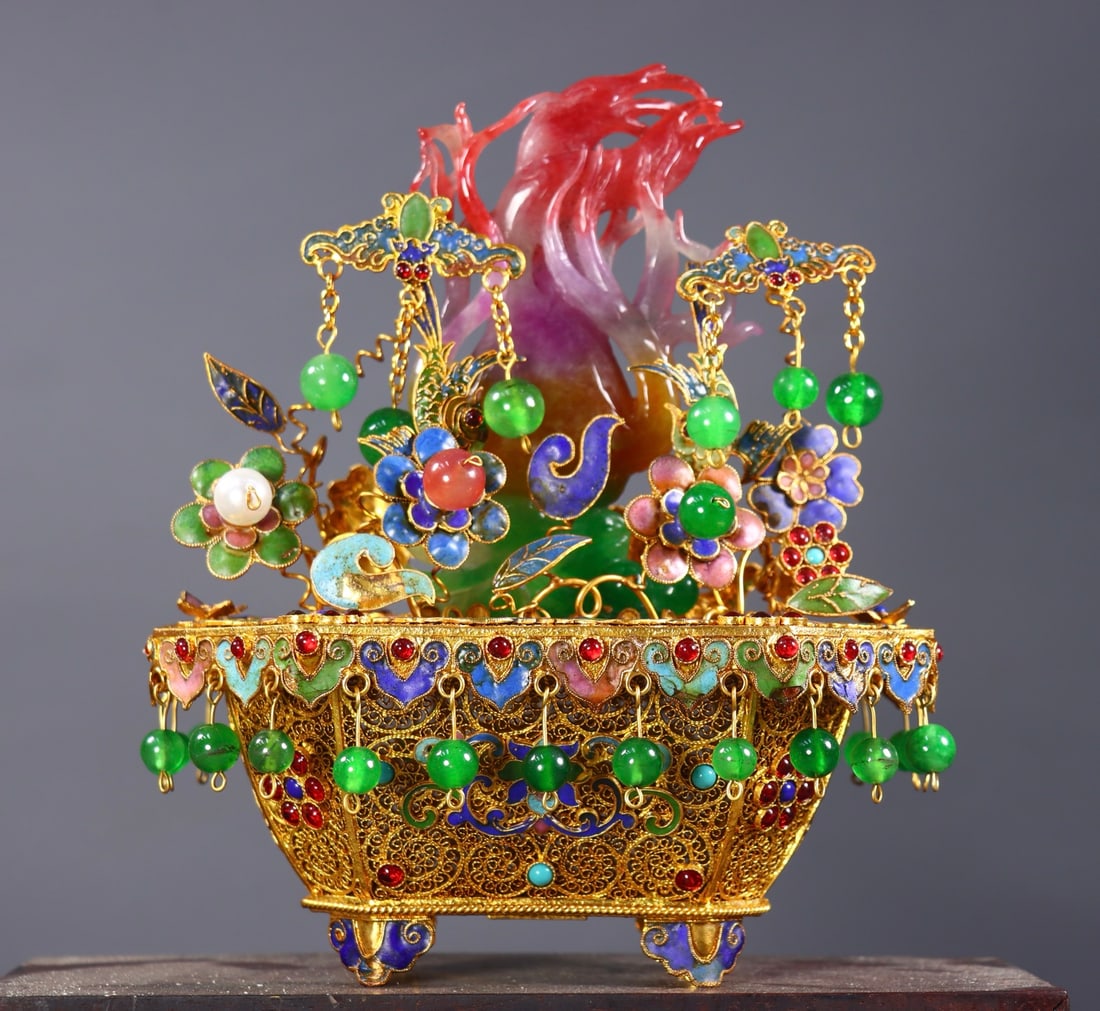 An Exquisite Gilt Bronze Inlaid Jadeite Flower and Bird Pattern Bonsai: An Exquisite Gilt Bronze Inlaid Jadeite Flower and Bird Pattern Bonsai Qing Dynasty, China Qianlong Four-character Mark Size:20cmx16cmx11cm Weight:689g (The Dimensions Of All Batches Are Manually