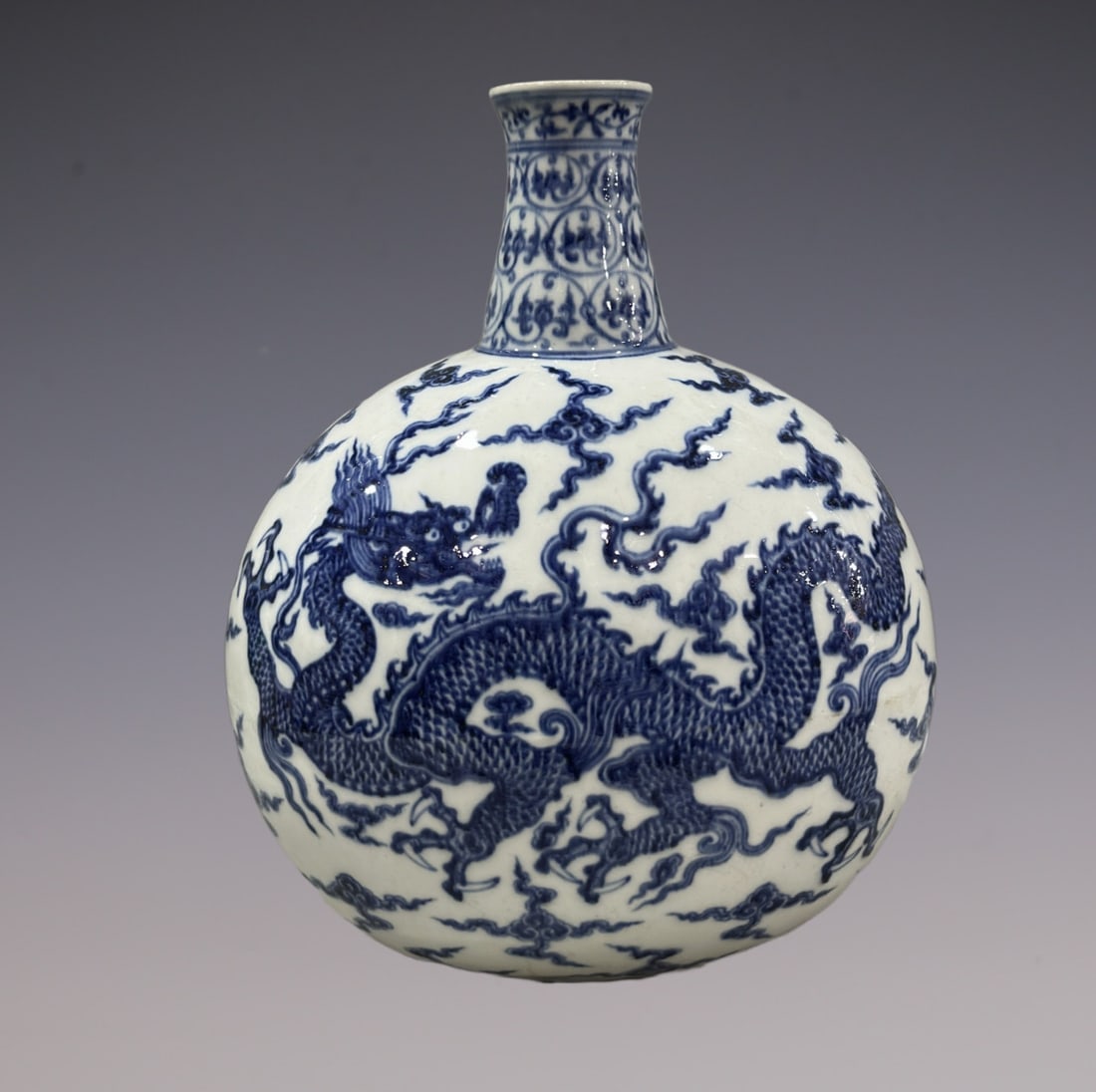 An Exquisite Blue and White Dragon Pattern Vase: An Exquisite Blue and White Dragon Pattern Vase Ming Dynasty, China Size:44cm (The Dimensions Of All Batches Are Manually Measured.If You Need More Detailed Information, Please Contact Our Customer