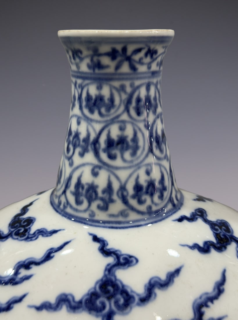 An Exquisite Blue and White Dragon Pattern Vase - 3