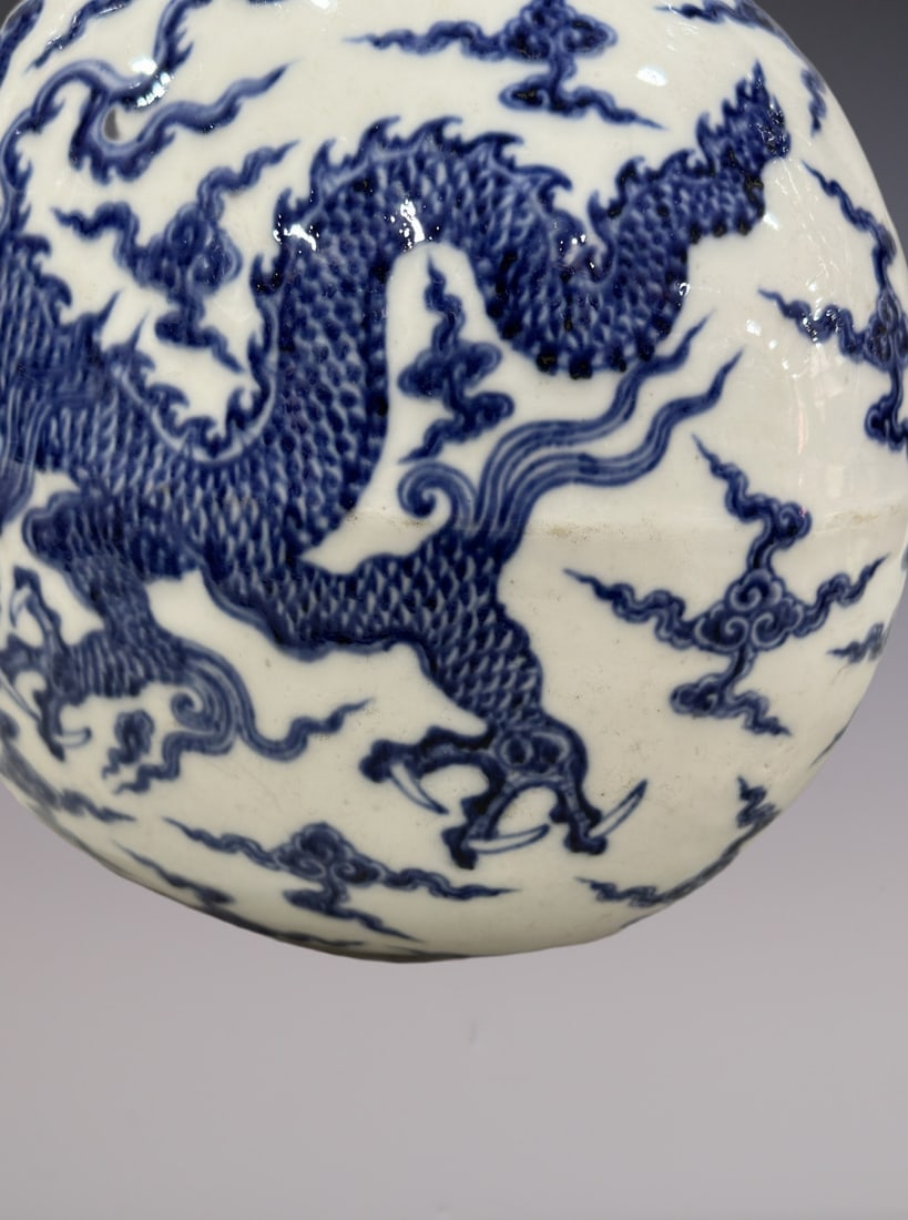 An Exquisite Blue and White Dragon Pattern Vase - 4