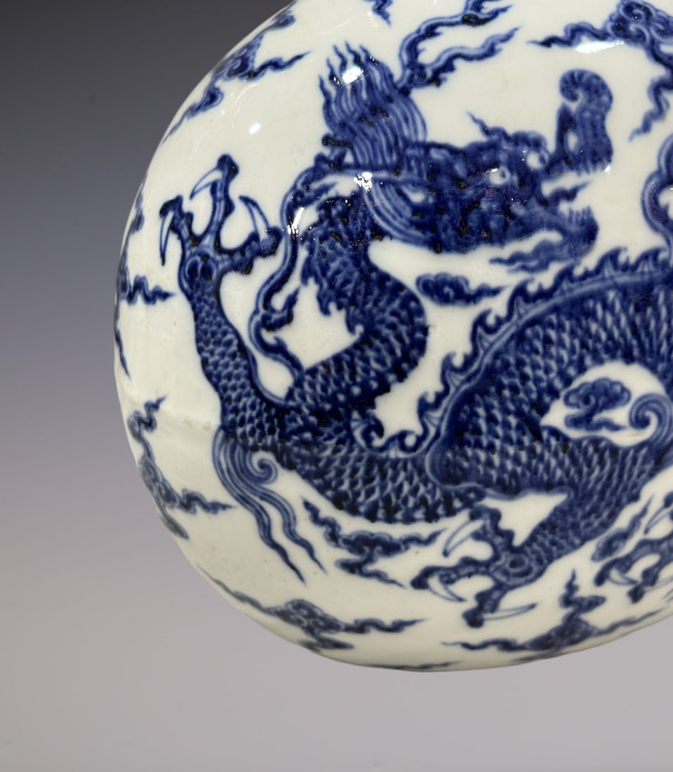 An Exquisite Blue and White Dragon Pattern Vase - 7