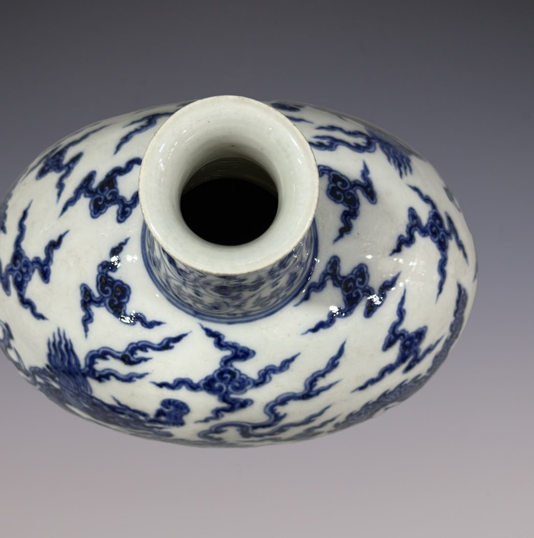 An Exquisite Blue and White Dragon Pattern Vase - 8