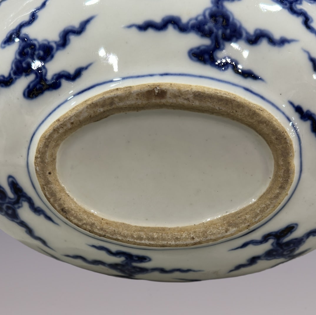 An Exquisite Blue and White Dragon Pattern Vase - 9