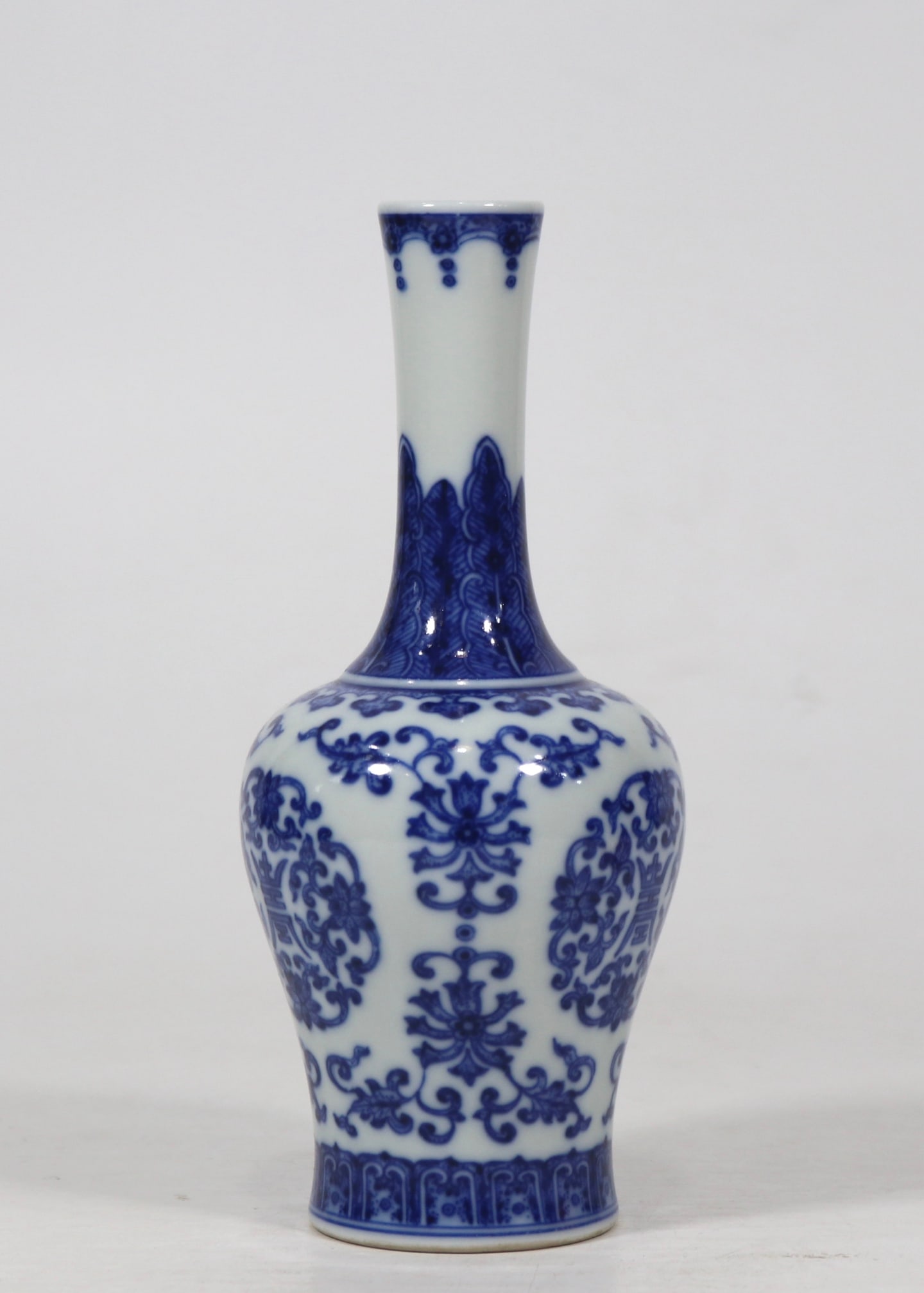 An Exquisite Blue and White Lotus Pattern Vase - 2