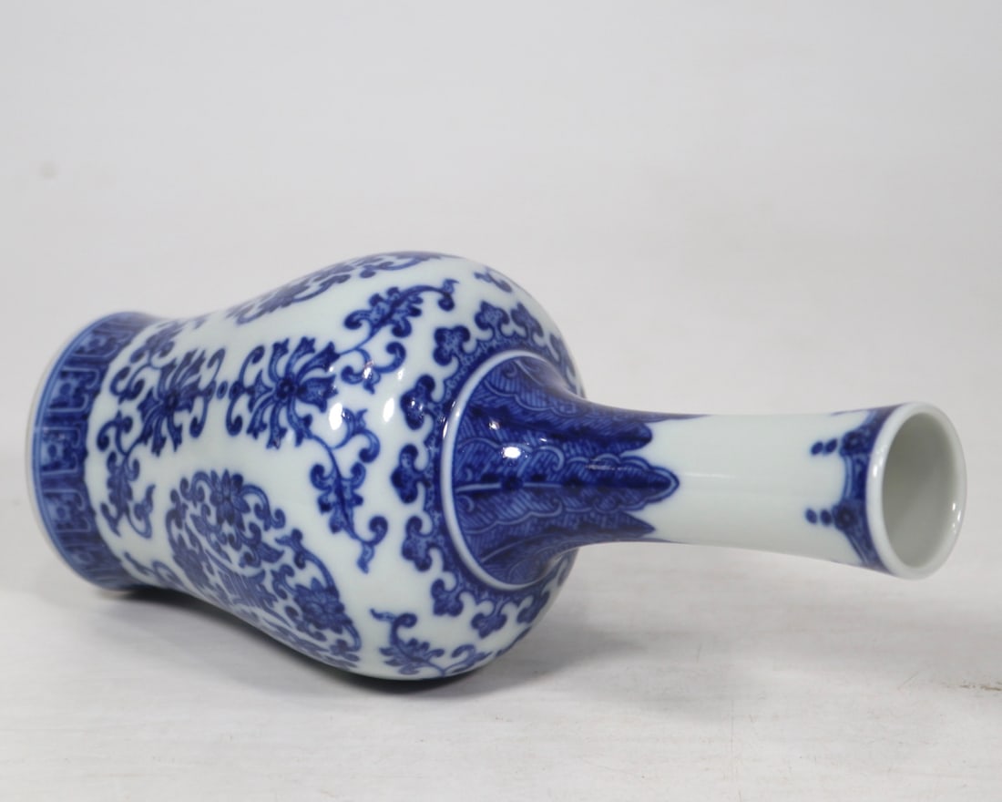 An Exquisite Blue and White Lotus Pattern Vase - 5