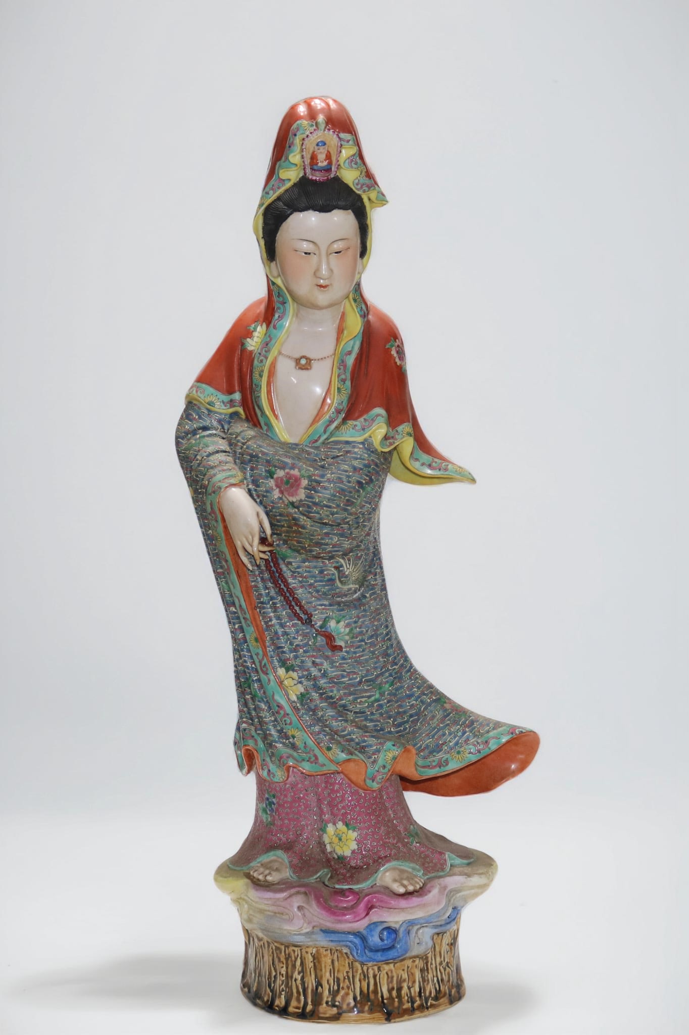 An Exquisite Famille-Rose Statue of Avalokitesvara: An Exquisite Famille-Rose Statue of Avalokitesvara the Republic of China Size:66.5cmx17cm (The Dimensions Of All Batches Are Manually Measured.If You Need More Detailed Information, Please Contact