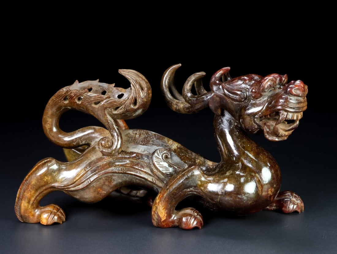 An Exquisite White Jade Dragon Ornament: An Exquisite White Jade Dragon Ornament Han Dynasty, China Size:22cmx12cmx8cm Weight:1.43kg (The Dimensions Of All Batches Are Manually Measured.If You Need More Detailed Information, Please