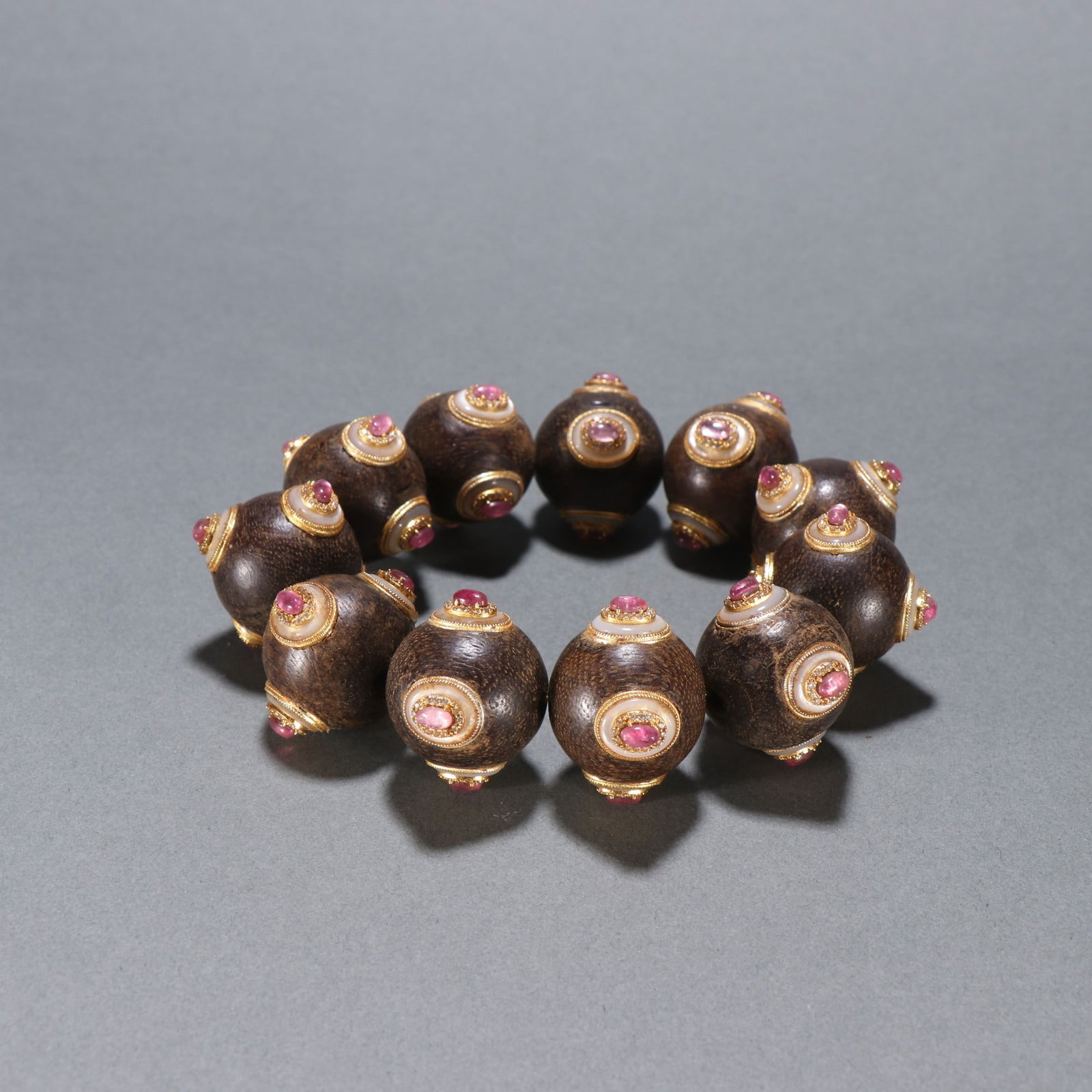 An Exquisite Eaglewood Inlaid Tourmaline Bracelets: An Exquisite Eaglewood Inlaid Tourmaline Bracelets Qing Dynasty, China Size:2.2cm Weight:101.5g (The Dimensions Of All Batches Are Manually Measured.If You Need More Detailed Information, Please