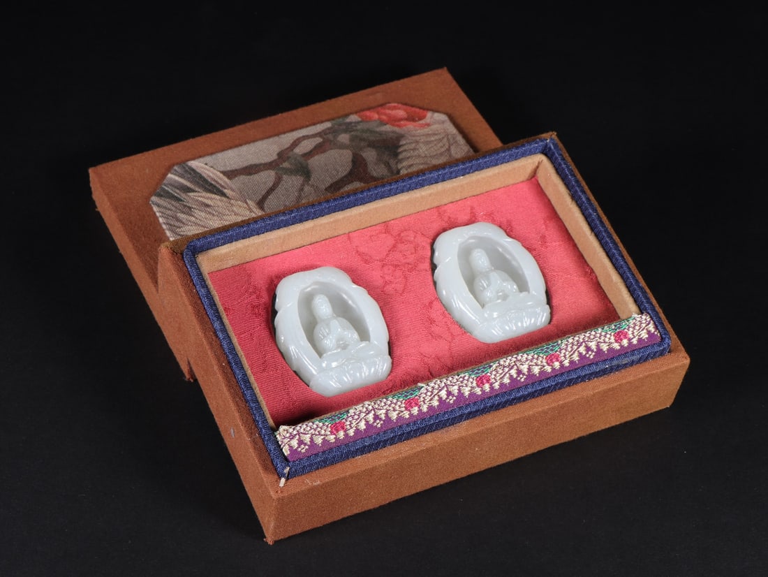 A Pair of Exquisite White Jade Buddha Statue Pattern Ornament: A Pair of Exquisite White Jade Buddha Statue Pattern Ornament Qing Dynasty, China Size:5.1cmx3.9cmx1.5cm Weight:108g (The Dimensions Of All Batches Are Manually Measured.If You Need More Detailed