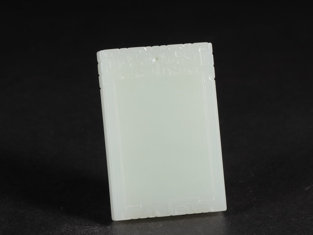 An Exquisite White Jade Brand: An Exquisite White Jade Brand Qing Dynasty, China Size:6.4cmx4.3cmx0.8cm Weight:63g (The Dimensions Of All Batches Are Manually Measured.If You Need More Detailed Information, Please Contact Our