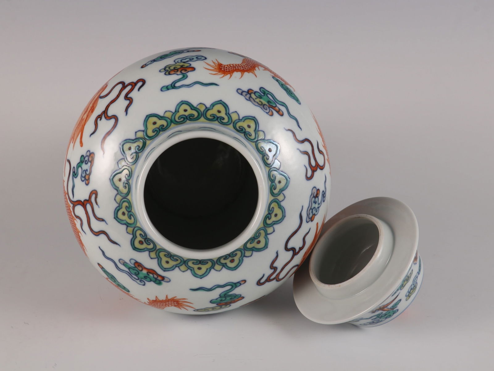 An Exquisite Doucai Seawater Pattern Dragon Pattern Jar - 8